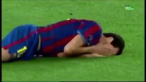 布教授宣布退役！经典一幕😂布斯克茨倒地惊鸿一瞥